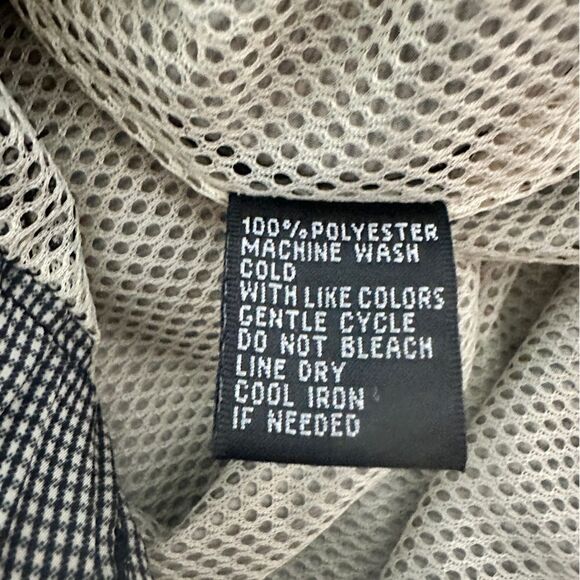 Greg Norman outdoor vest. Zipper and button. Size M - Picture 5 of 5